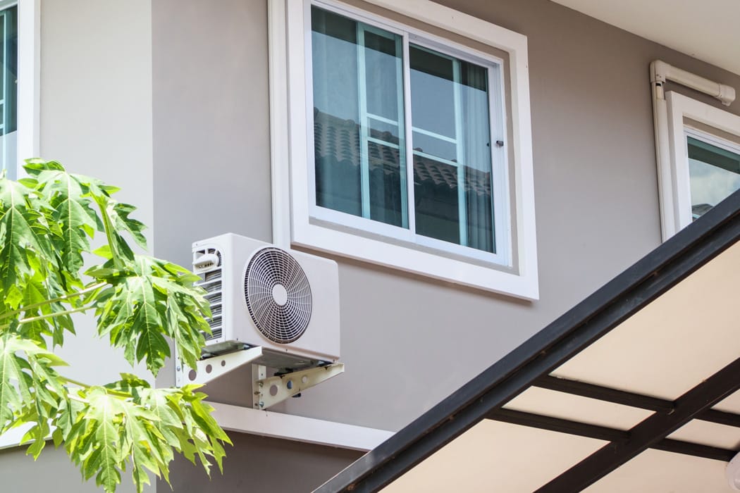 Air conditioner compressor outdoor unit installed outside the ho Airco garantie Zevenaar